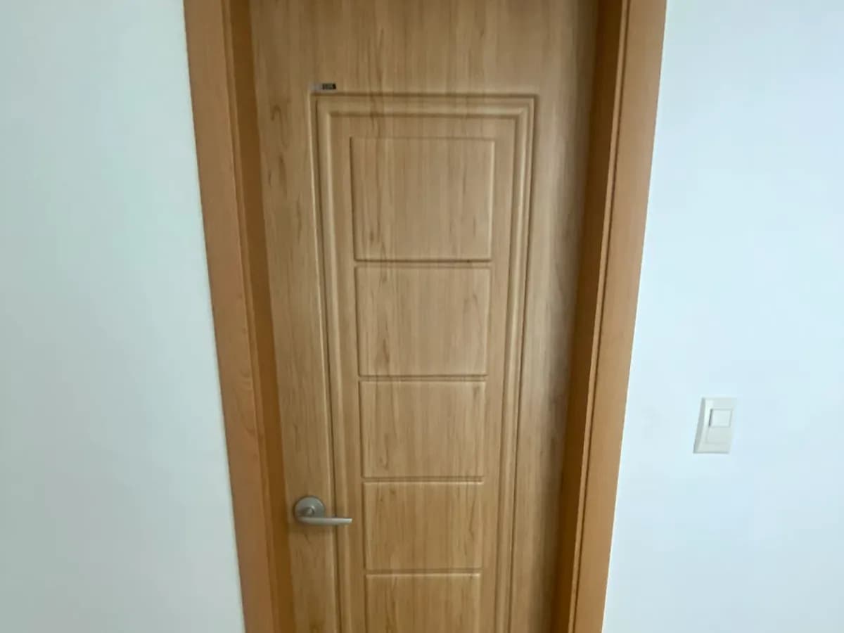 물먹은 욕실문을 ABS 방수도어로 시공 후