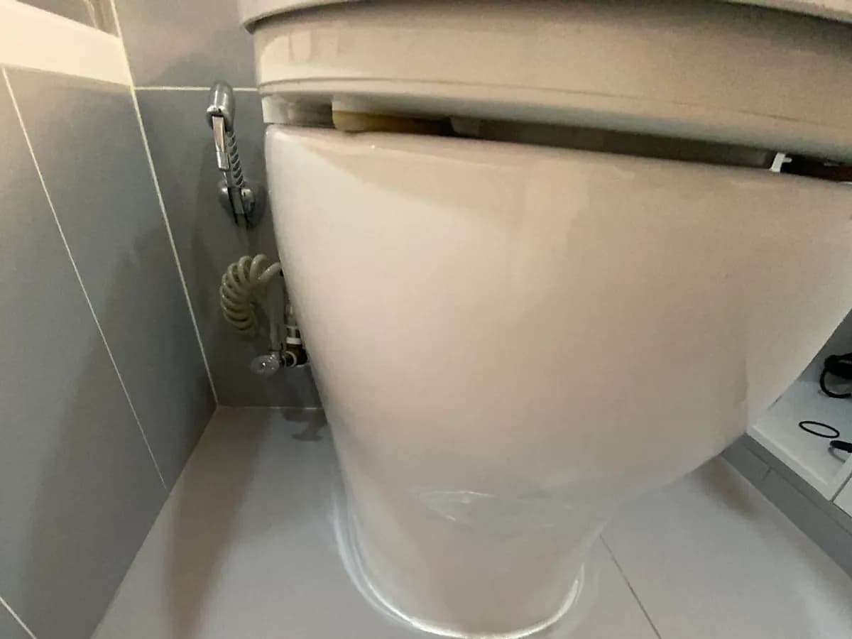 변기 바닥 실리콘·백시멘트 마감 시공 후