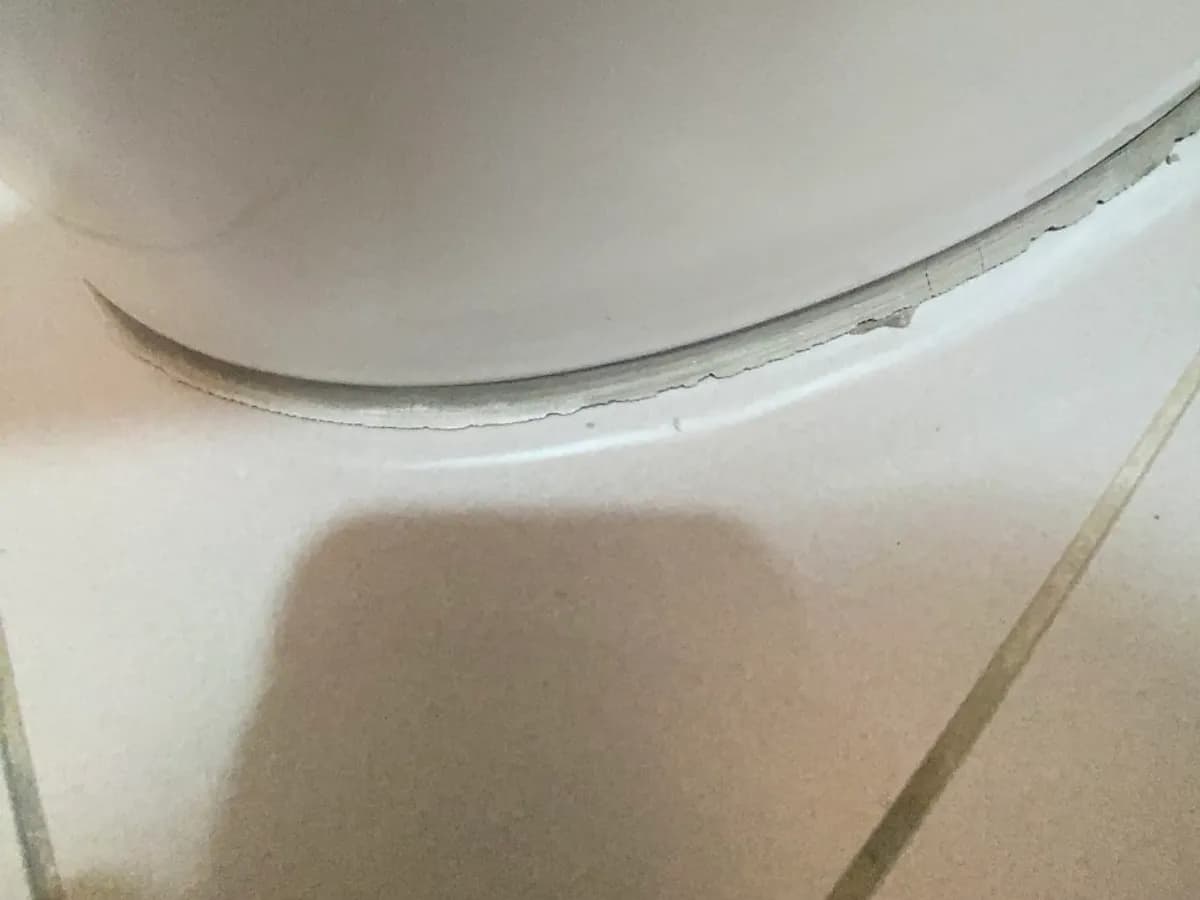 변기 바닥 실리콘·백시멘트 마감 시공 전