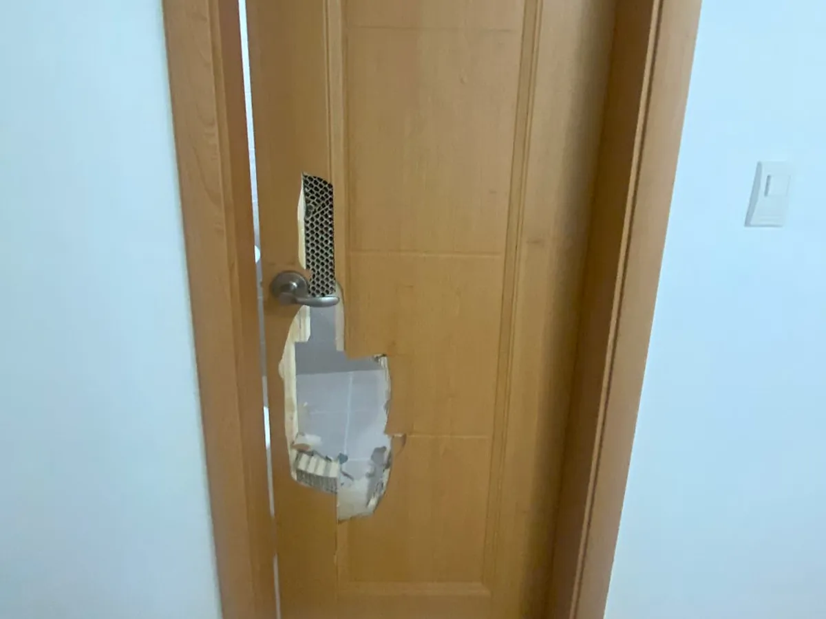 물먹은 욕실문을 ABS 방수도어로 시공 전