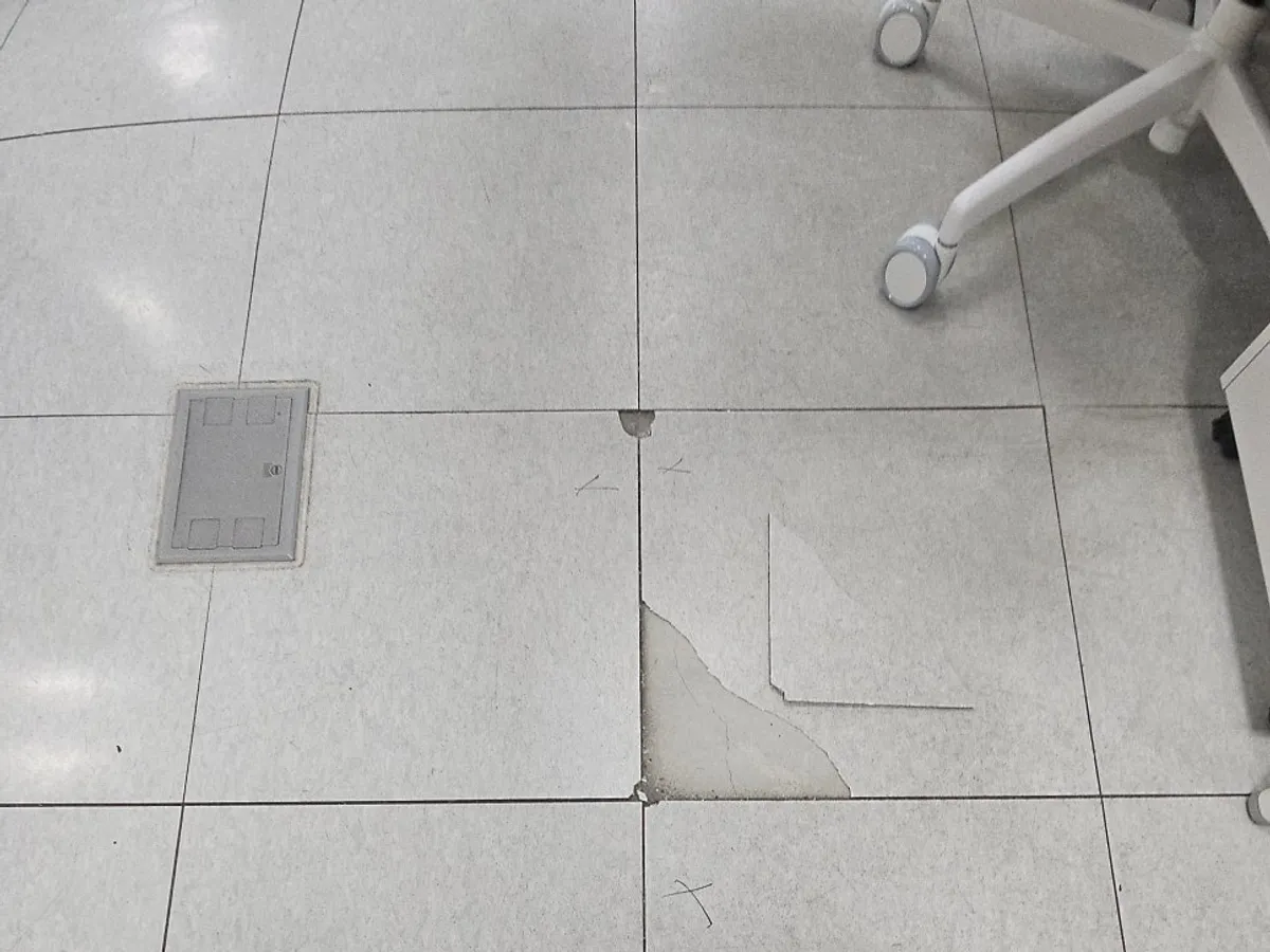 상가 바닥 데코타일 부분수리 시공 전
