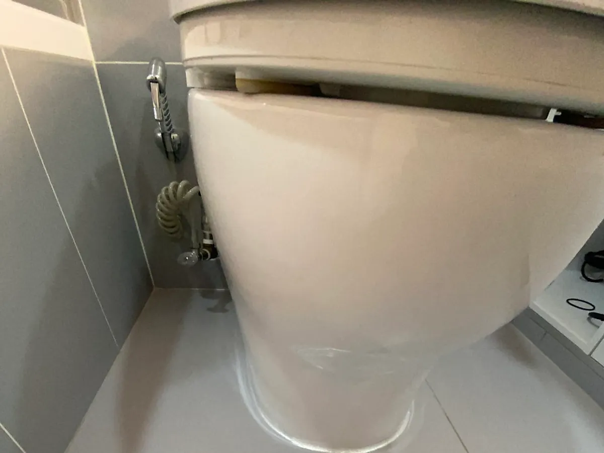 변기 바닥 실리콘·백시멘트 마감 시공 후