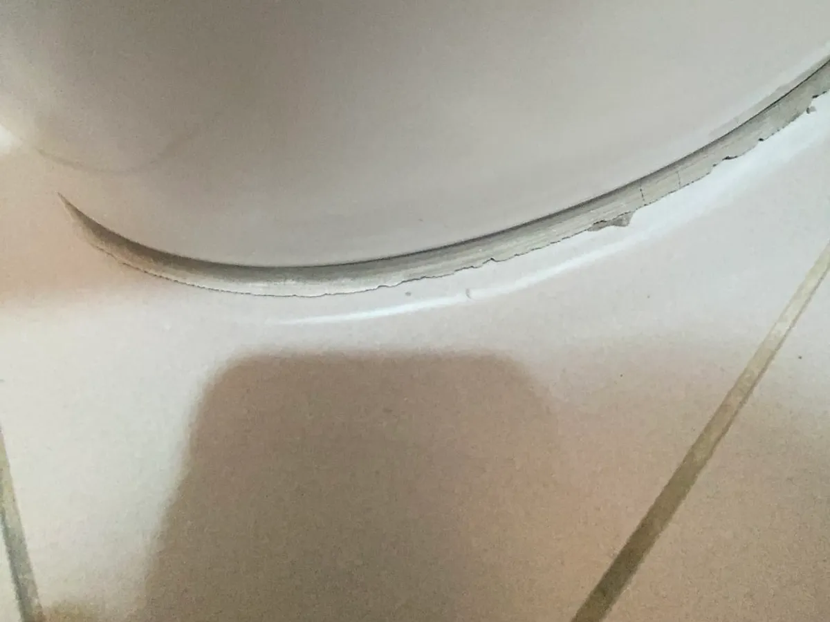 변기 바닥 실리콘·백시멘트 마감 시공 전