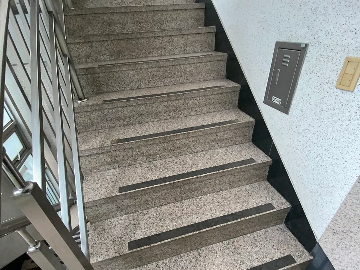 건물 계단 알루미늄 논슬립 시공 시공 전
