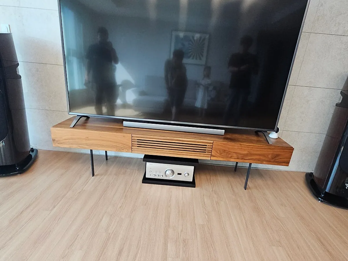 거실장 위 TV를 스탠드로 옮김 시공 전